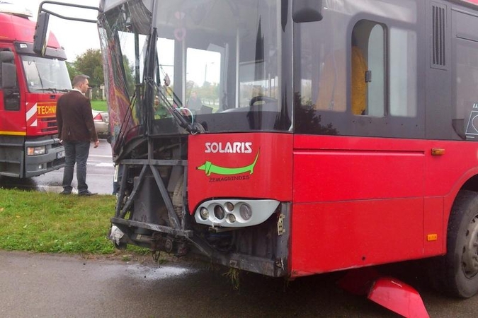 Kaune autobusas nubloškė du automobilius, ligoninėje –  keturi žmonės