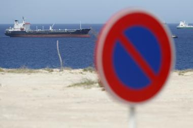 Suomijos įlankoje dreifuoja nevaldomas tanklaivis su nafta, tvirtina ekologai