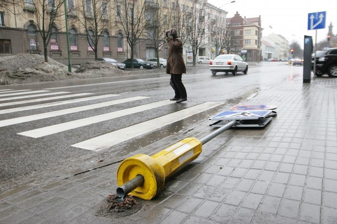 Klaipėdoje nuverstas kelio ženklas trikdė eismą