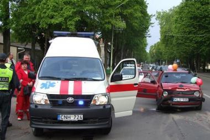 Šilutėje į avariją pateko abiturientų mašinų kolona 