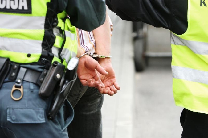 Agresyvus vyras degalinėje policininkui įkando į koją