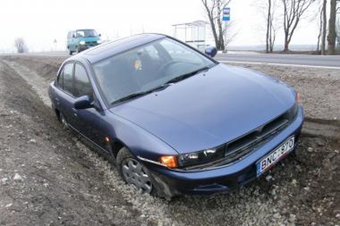 Rimkuose griovyje įstrigo automobilis
