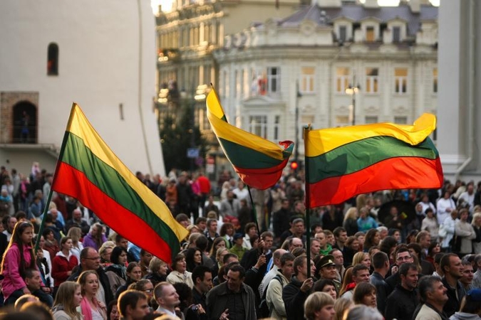 Diegiama nauja tradicija – sveikinti vieni kitus per Vasario 16-ąją