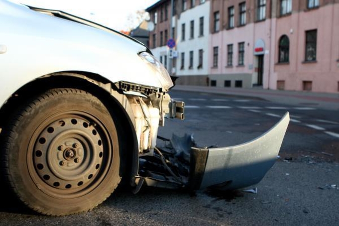 Į tarnybą vykęs pareigūnas sukėlė avariją ir pabėgo