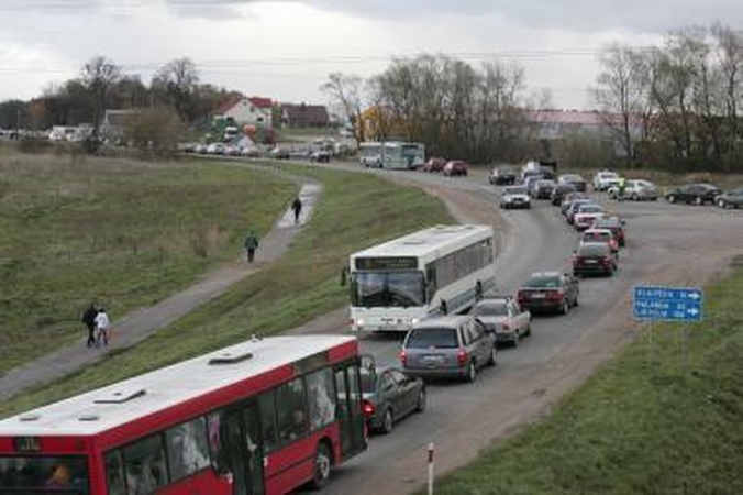 Vėlinių dienomis keičiamas transporto eismas į miesto kapines