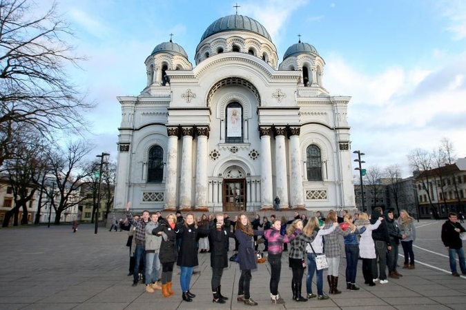 Prieš diskriminaciją – su daina „Du gaideliai“