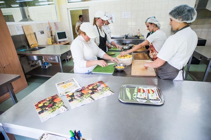 Profesinės mokyklos perpildytos ir dėl reklamos pliaže?