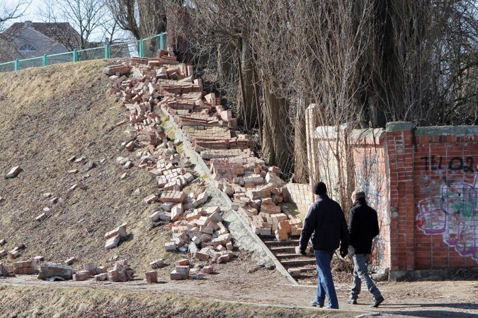 Klaipėdoje nugriuvo buvusį saldainių fabriką juosusi tvora