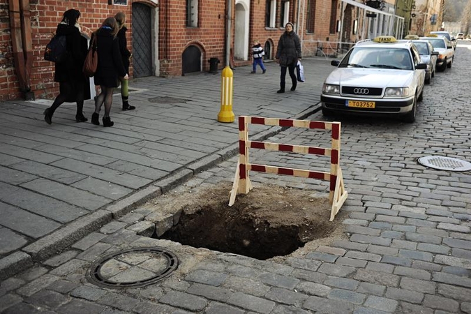 Rotušės aikštėje  vėl  atsivėrė  duobė  