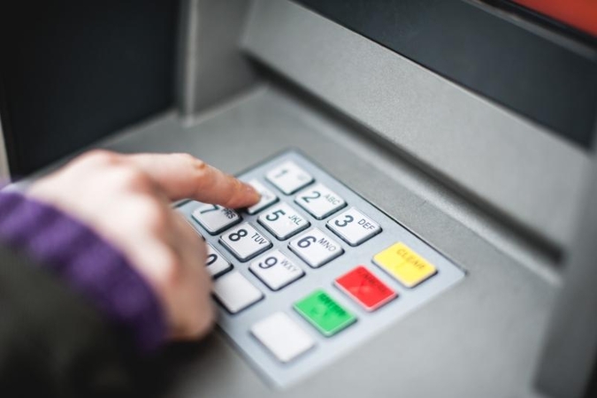 „Išmanieji“ estai iš bankomatų kėsinosi išgryninti 192 tūkst. litų