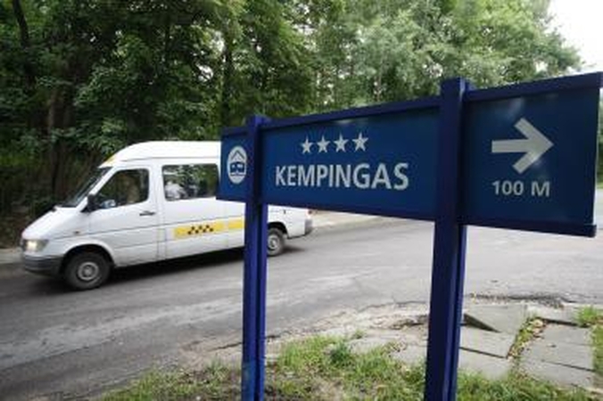 Poilsiautojus vilios kempingas Giruliuose