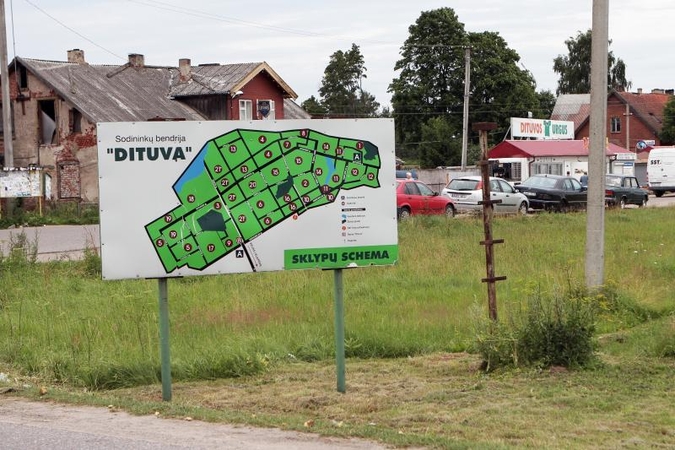 Dituvoje pavogtas automobilis su dėvėtais drabužiais