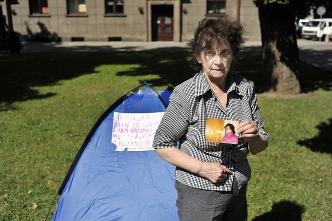 Kaunietė prie savivaldybės pasistatė palapinę ir paskelbė bado streiką