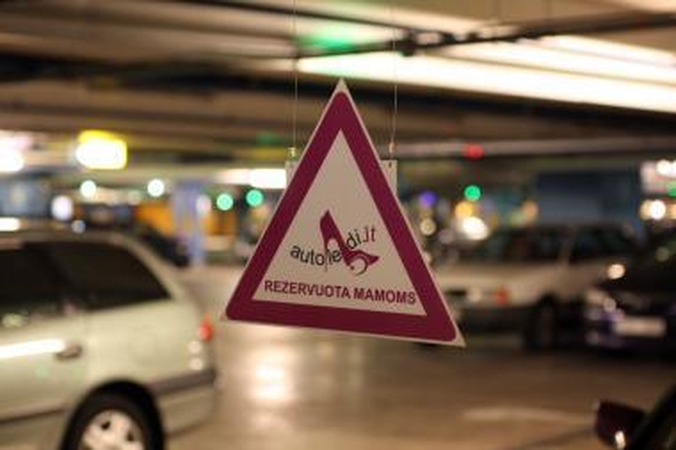 Vairuojančioms mamoms – specialios vietos automobiliams statyti