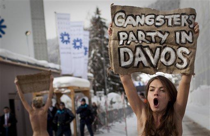 Davose sulaikytos pusnuogės „Femen“ protestuotojos
