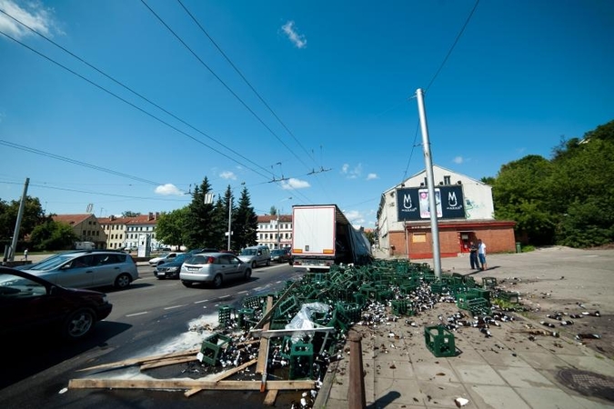 Gatvėje išbarstytas alus tapo lengvu taikiniu praeiviams