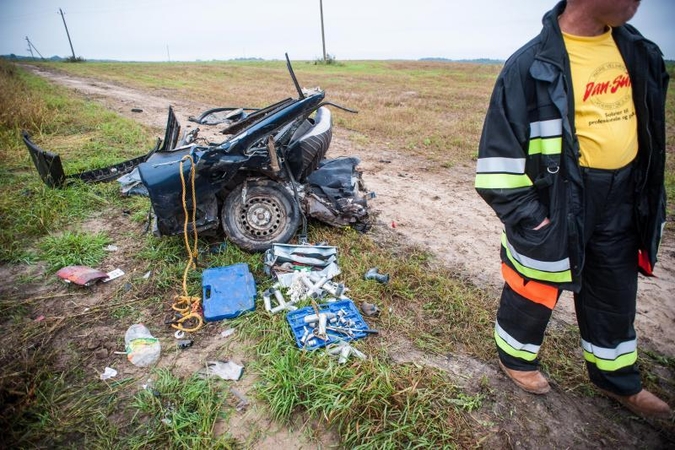 Iš sumaitotos mašinos ištrauktos 23 metų merginos būklė sunki