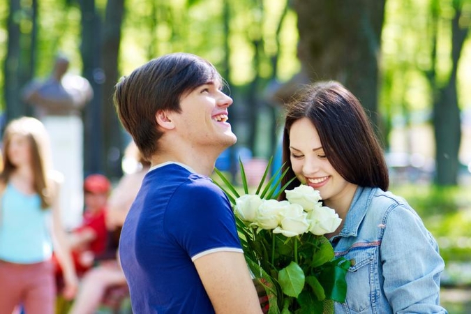 Mokslininkai: vyrai yra romantiškesni nei moterys