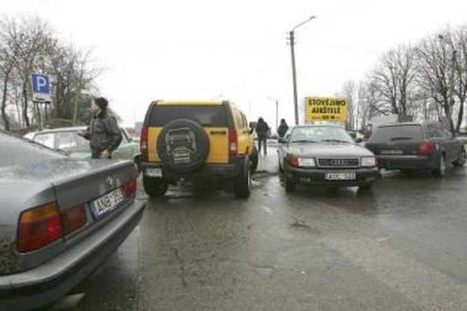 Turgavietės – automobilių apsuptyje