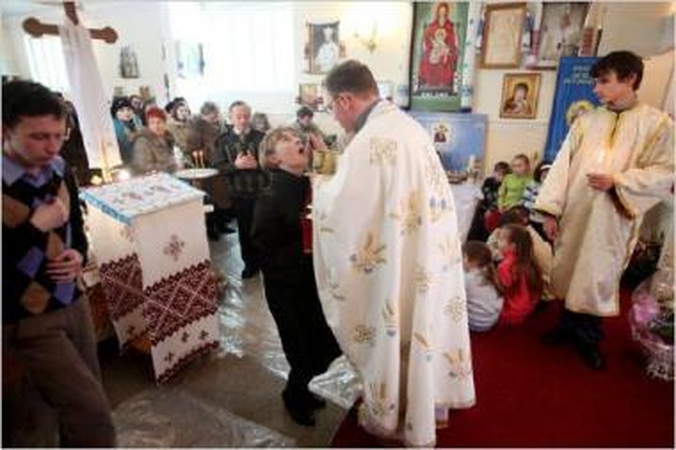 Hibridas: Ukrainos graikų katalikų bažnyčia pripažįsta popiežiaus viršenybę, bet laikosi stačiatikių apeigų ir leidžia dvasininkams nesilaikyti celibato.