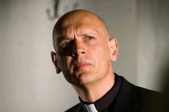 Šešėlis: parapijos kunigas pjesėje kaltinamas, kad seksualiai išnaudoja juodaodį moksleivį.