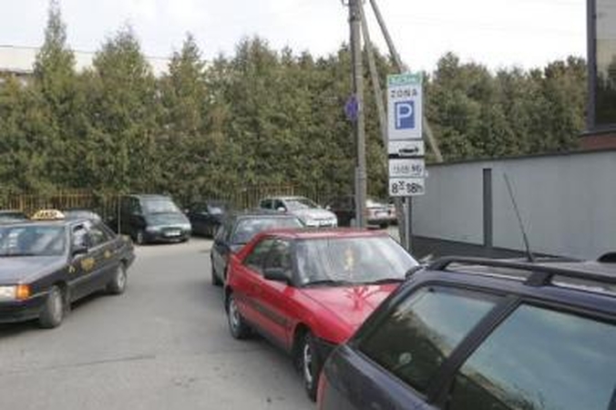 Reikšmės: kelio ženklai praneša apie stovėjimo zonos pabaigą, tačiau automobilių vairuotojams tai nerūpi.