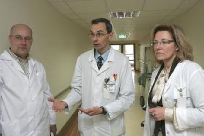 Lankytojai: anesteziologas Tadas Lenkutis, kardiochirurgas P.Jakuška ir kardiologė L.Jankauskienė nedrįso eiti į palatą, kol jų pacientas pietavo.