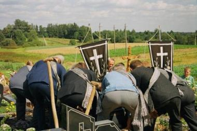 Momentas: laidotuvių ritualai M.Kavaliausko fotografijose kartais atrodo tragikomiškai.