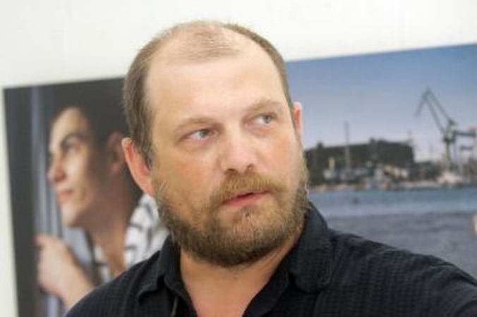 Ryšys: vairuotojai, keltininkai, Vakarų krante laimės ieškantys lietuviai ir kiti iš fotografijų žvelgiantys žmonės keltais kartu keliavusiam A.Valiaugai patikėdavo savo asmenines istorijas.