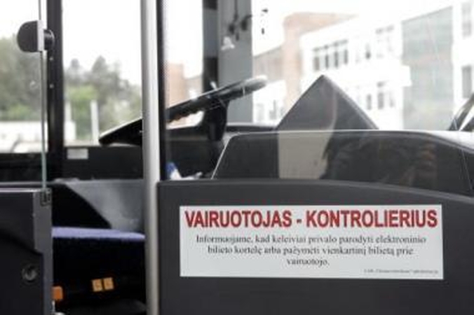 Sparta: "Greičiau, greičiau", – vairuotojas ragina vorele įlipančius keleivius. Deja, greičiau neišeina.