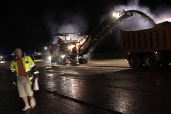 Įtampa: gausi technikos gvardija dirba greitai, nes darbui turi vos kelias valandas, kol lėktuvai snaudžia.