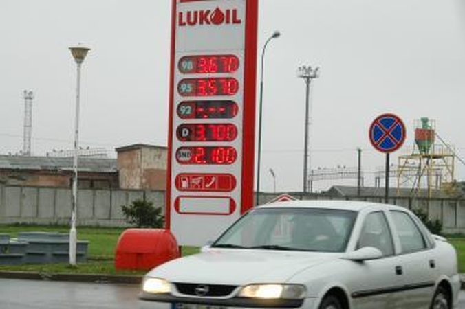 Krizė tirpdo degalų kainas