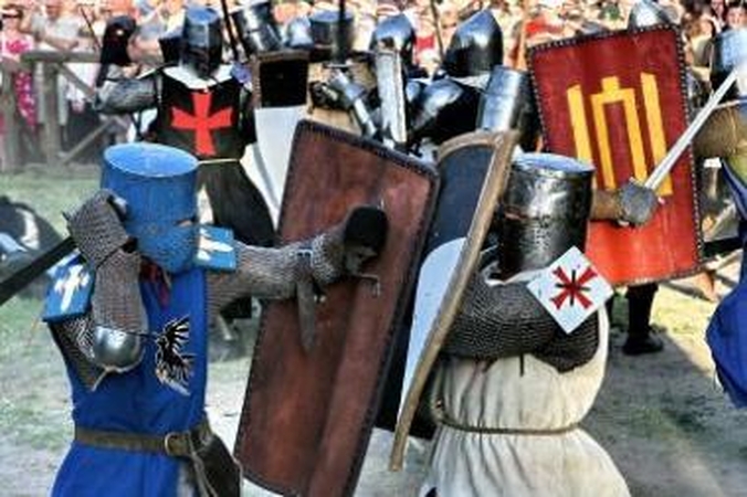 Kova: griežti teisėjai žiūri, kad riteriai kaudamiesi nesuduotų neleistinų smūgių.
