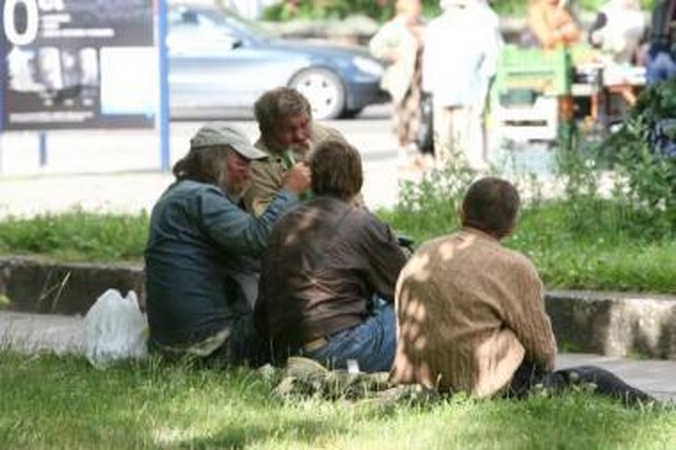 Kaimynystė: girtuokliai naminę degtinę maukia netoliese namo, kuriame perka degtinę.