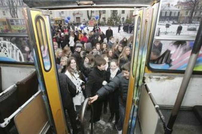 Į troleibusą Vilniuje – tik pro priekines duris?