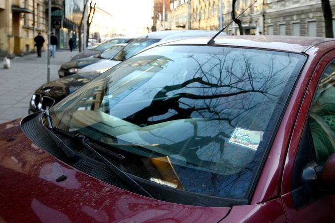 Kas platino nelegalius automobilių stovėjimo bilietus?