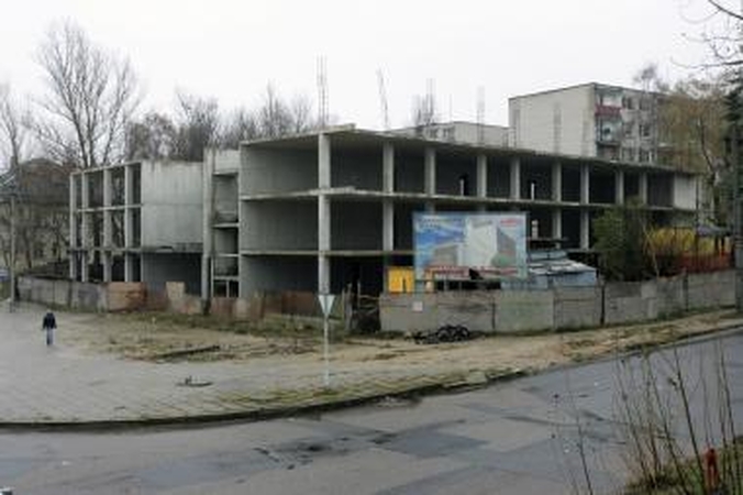 Įkliuvo: už nepastatytus butus šiame name pirkėjai kas mėnesį turi mokėti bankams.