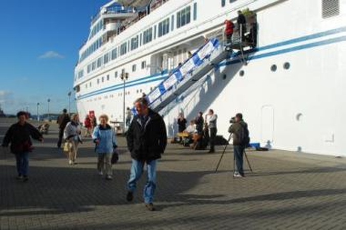 Svetingumas: pirmojo kruizinio laivo turistai buvo pasitikti su muzika.