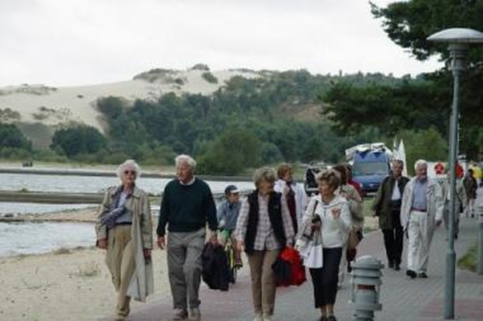 Ypatumai: nors daugelis poilsiautojų iki didžiųjų Nidos kopų ir atgal mielai keliauja pėstute, kruizinių laivų turistams tam pristigtų laiko.