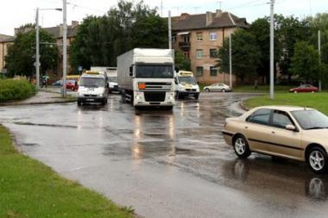 Chaosas: vadovaudamiesi kelio ženklu, automobiliai į žiedą įvažiuoja trimis eismo juostomis, o čia jų laukia staigmena – tik viena ant gatvės nubrėžta linija.