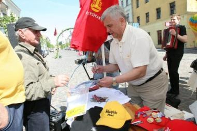 Patirtis: pernai vienu populiariausių pardavėjų tapęs meras R.Taraškevičius ir rytoj prekiaus suvenyrais su Klaipėdos simbolika.