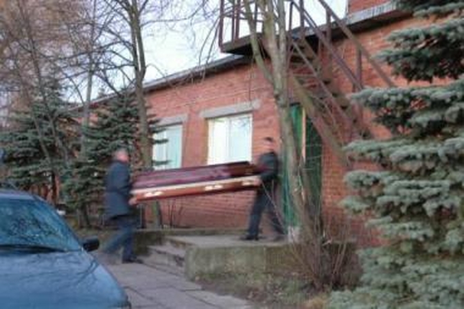 Realybė: netekties sukrėsti žmonės dažniausiai nesipriešina nepagrįstiems reikalavimams sumokėti už tai, kas jiems priklauso nemokamai.