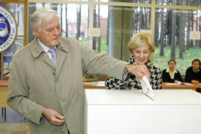 Prognozė: Prezidentui V.Adamkui tikriausiai teks dukart balsuoti už savo įpėdinį.