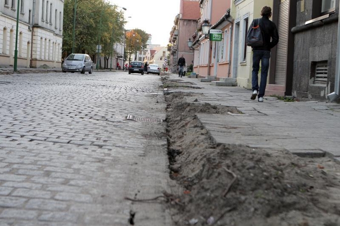 J. Janonio gatvėje akmeninį grindinį klos tik pavasarį