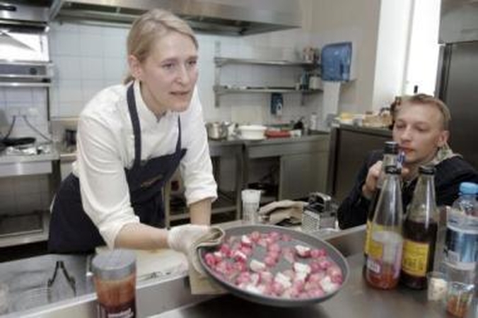 Ekspertė: pasidalyti savo žiniomis su kolegomis iš Lietuvos atvyko garsi Estijos restoranų šefė A.Udecull.