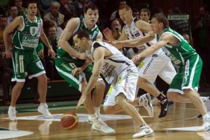 Gynyba: Ch.Eidsoną (su kamuoliu) žalgiriečiai šįkart saugojo kaip savo akį.