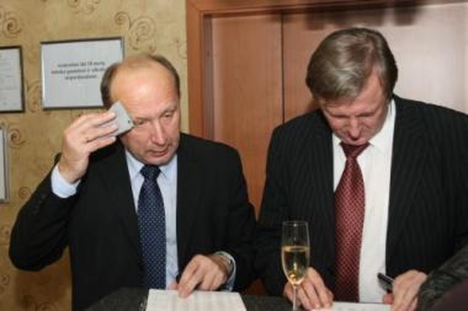 Gudruoliai: premjeras A.Kubilius (kairėje) ir socialinės apsaugos ir darbo ministras R.Dagys patyliukais pirmiausia sumažino mažiausiai uždirbančių algas.