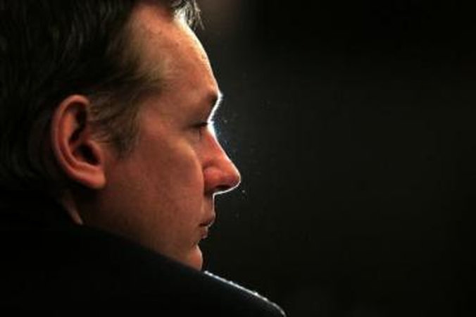Konspiracija: J.Assange'as savo mobilųjį telefoną keičia kaip marškinius, viešbučiuose registruojasi netikrais vardais, dažosi plaukus, miegą ant sofos arba ant grindų ir atsiskaito tik...