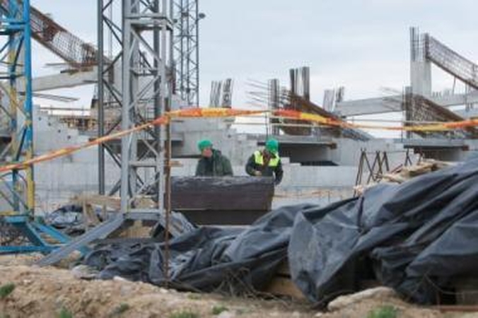 Realybė: kiekviena prastovos diena stadioną statančiai bendrovei "Veikmė" atneša tūkstantinius nuostolius.