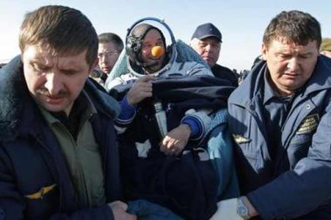 Kanadiečių cirko "Cirque du Soleil" įkūrėjas milijardierius Guy Laliberté (viduryje)